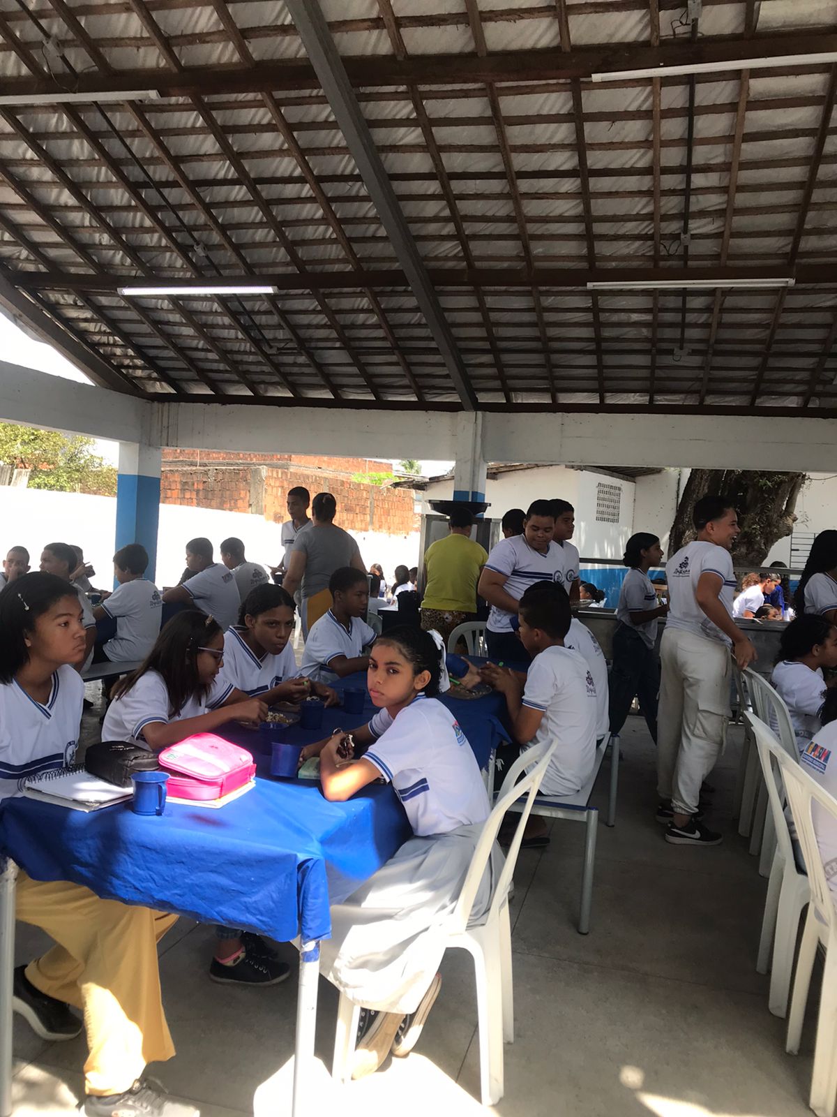 Alunos no refeitório